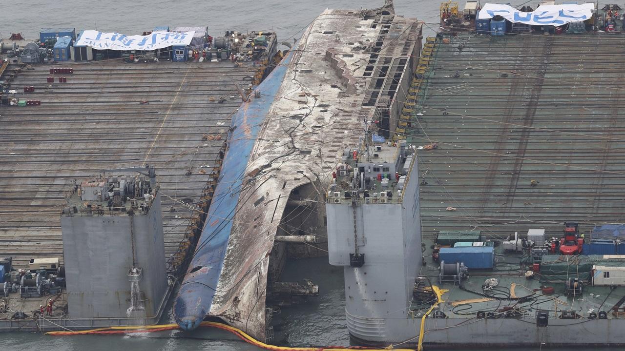 南韓世越號被打撈至半潛船上