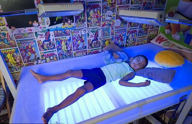 藍孩子 每天照燈20小時