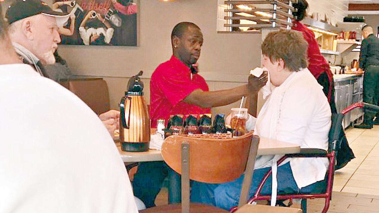 代客餵殘障妻 侍應善舉窩心