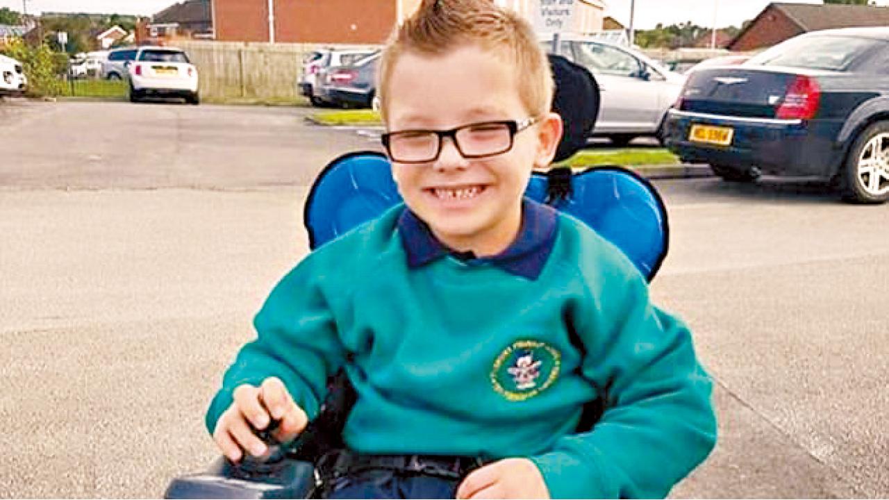 6歲殘障童靠意志爬過終點