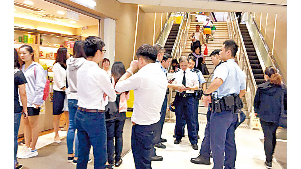 搭扶手電梯失平衡跌倒 92歲老翁壓倒2婦 3人同送院