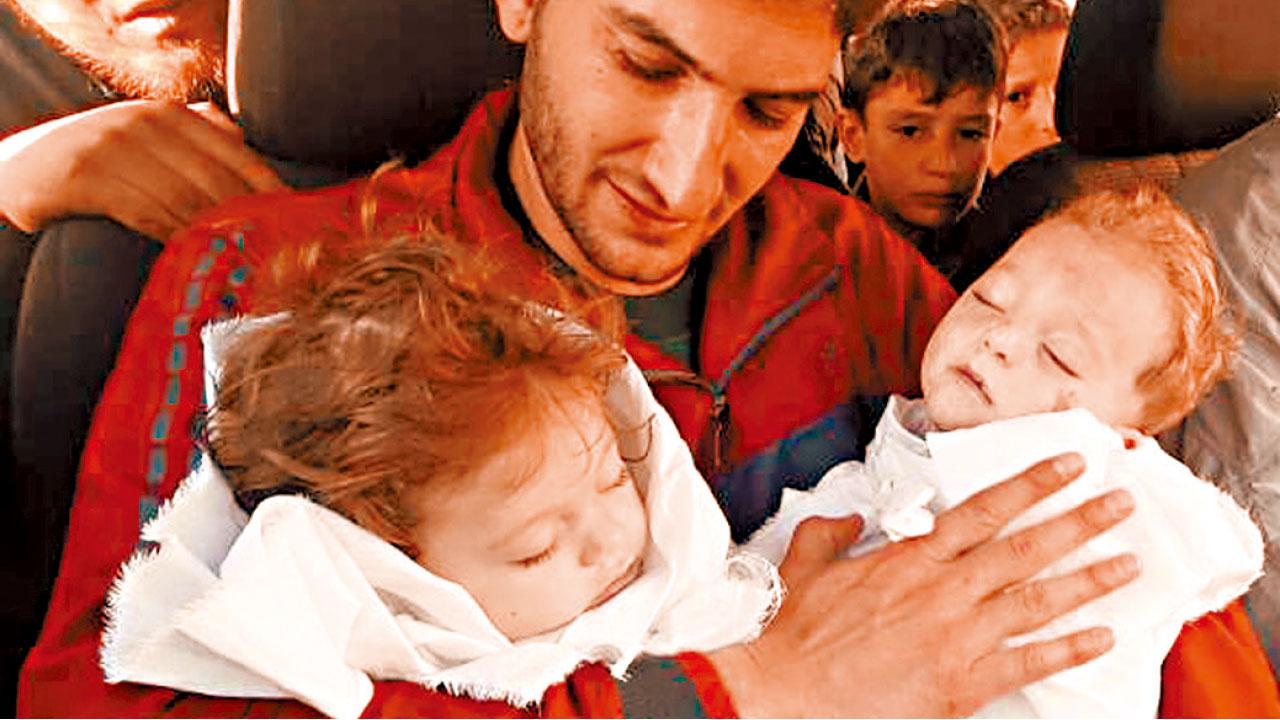 化武襲擊殺一家25口 敘父泣別龍鳳胎