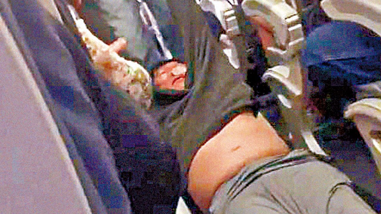 聯合航空超賣機位 強拖男乘客離開