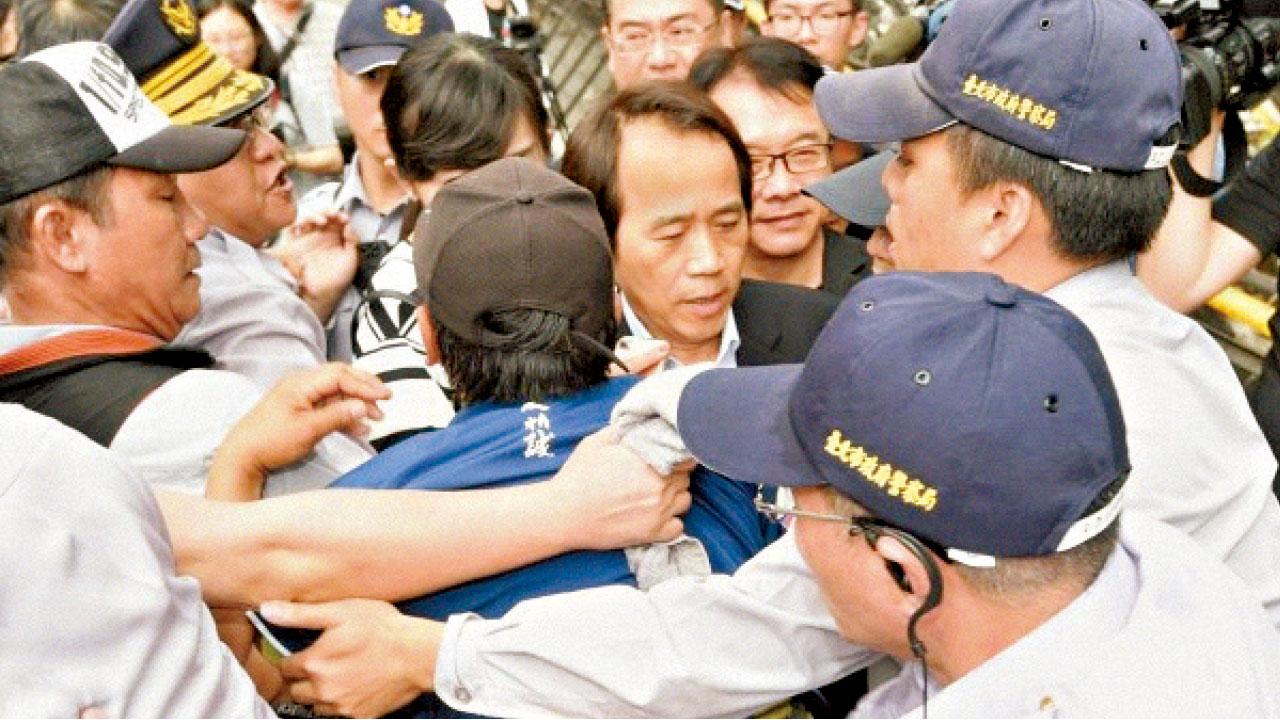 反年金改革示威 台市長立委捱拳受襲