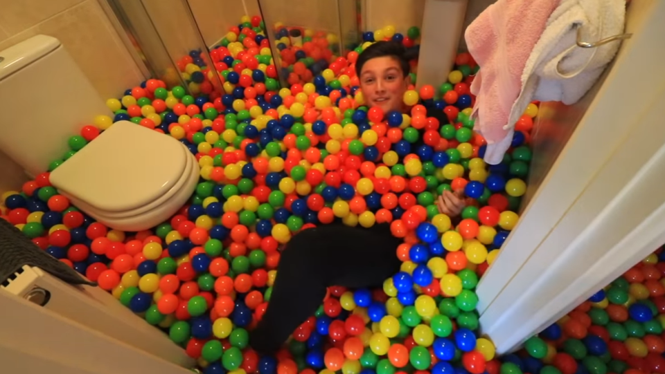 整蠱媽媽 少年將廁所變波波池(有片)