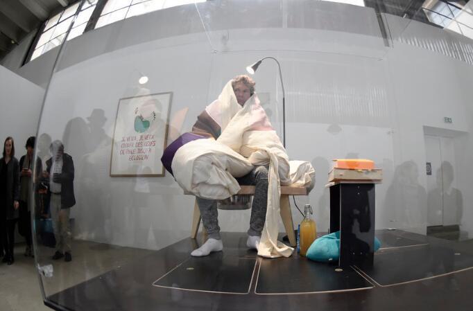 法藝術家不眠不休　23日孵9隻雞仔 (有片)