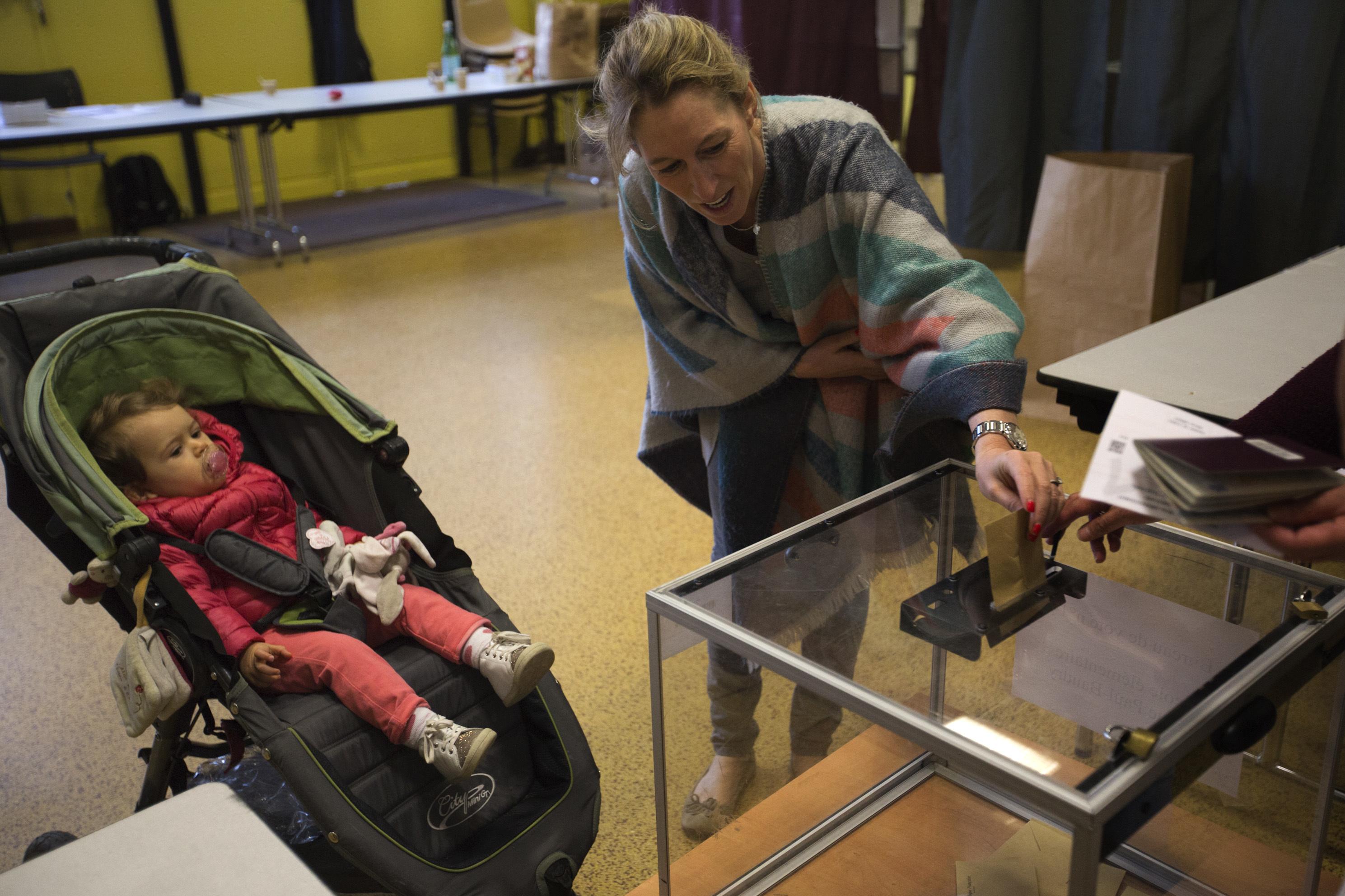 法總統選舉首輪投票展開 5萬警員全國各地戒備