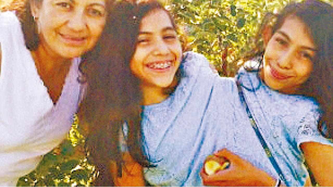 不理脊椎側彎危性命 連體16年孖女拒分離