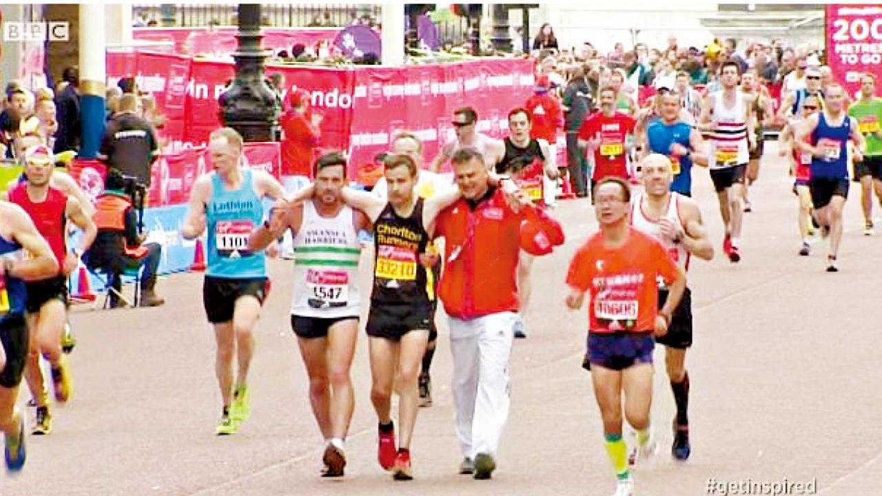 輸名次贏名譽 跑友扶對手200米衝線