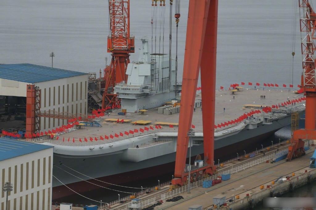 國產航母開始插旗 下水禮將至