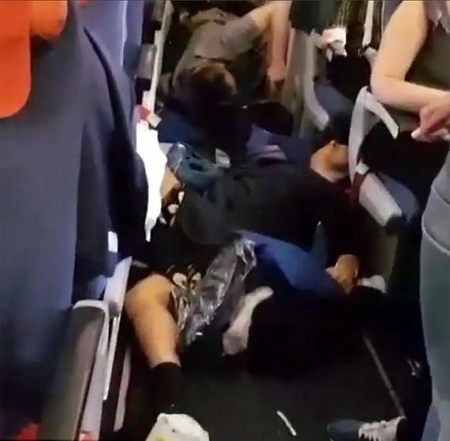 俄飛曼谷客機遇強烈氣流27人傷 (有片)