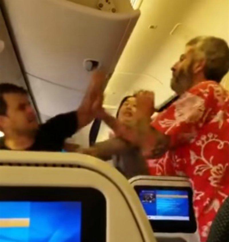 日航班兩漢大打出手 空姐勸交慘被打(有片)