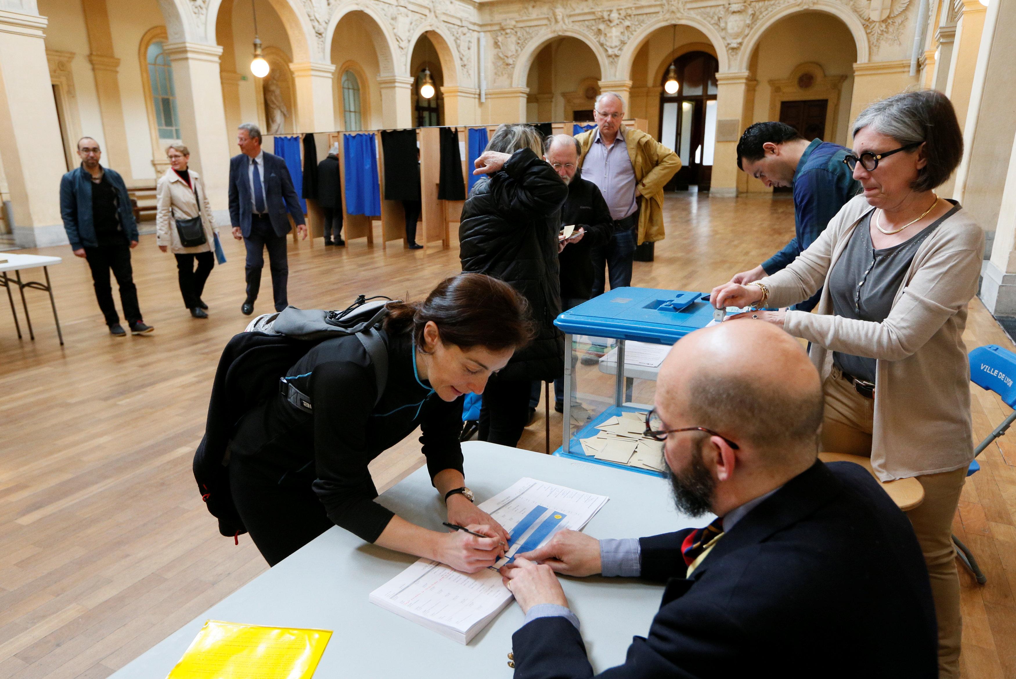 法總統大選次輪投票展開 五萬警員維持秩序