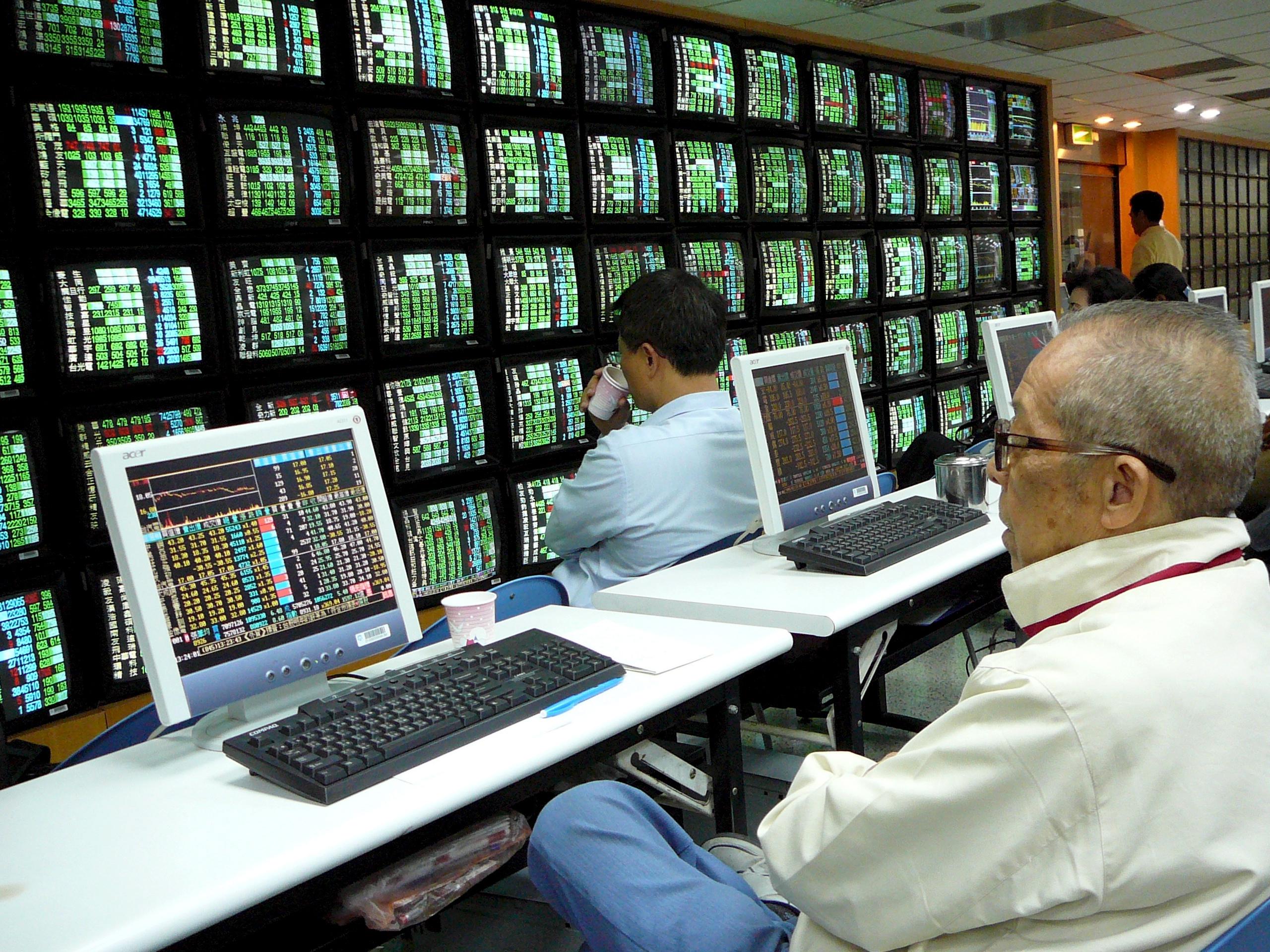 台股曾再破1萬點