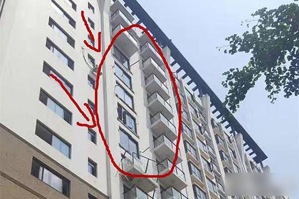 疑無鋼筋支撐 昆明住宅連冧5層露台