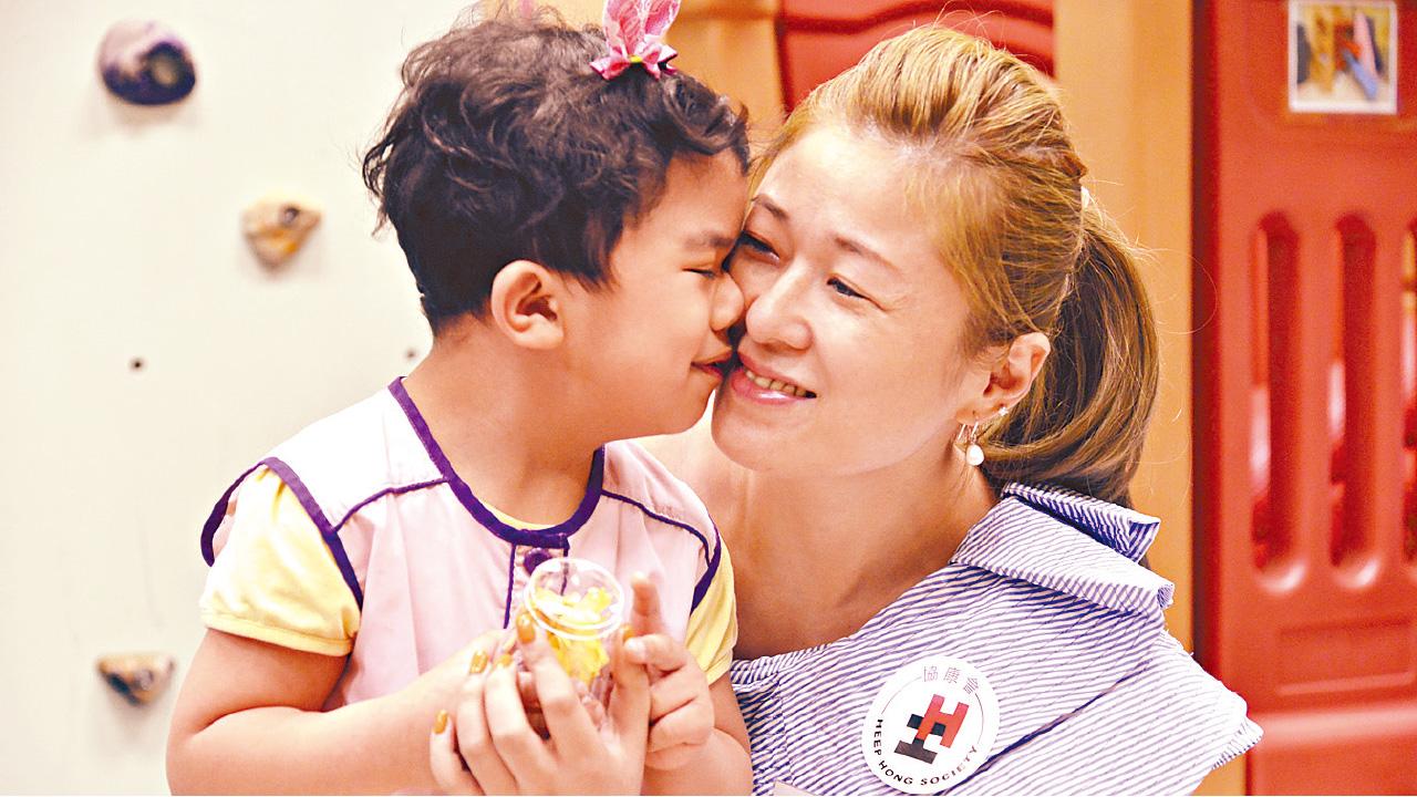 [人物]女兒患罕見病 慈母辛勞不棄