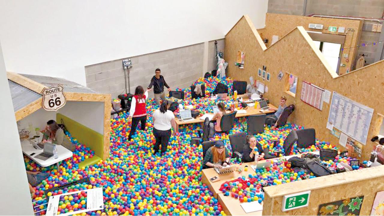 率眾周遊列國 辦公室變波波池  英絕世好老闆假期任放