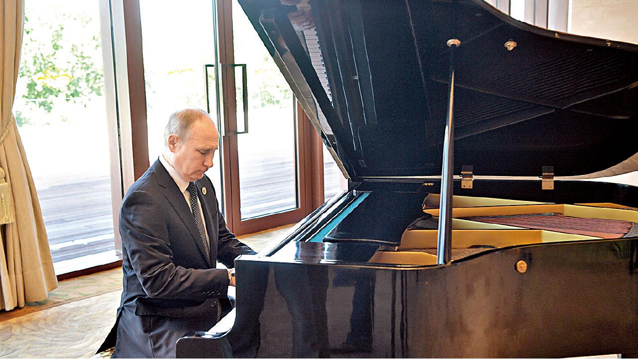 普京大展琴技 被質疑造騷