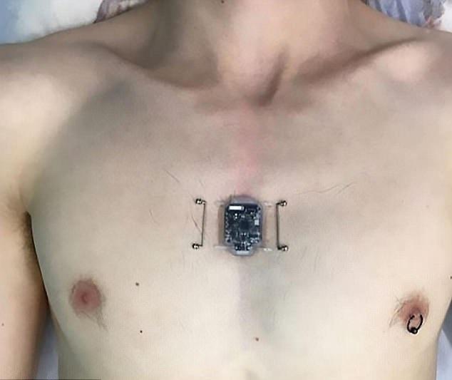 向北男胸嵌指南針