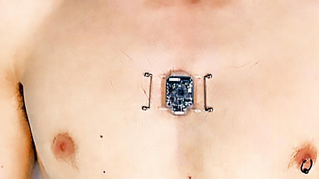 向北男 胸嵌指南針