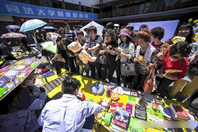 滬畢業生「賣身」 大媽湧去揀女婿