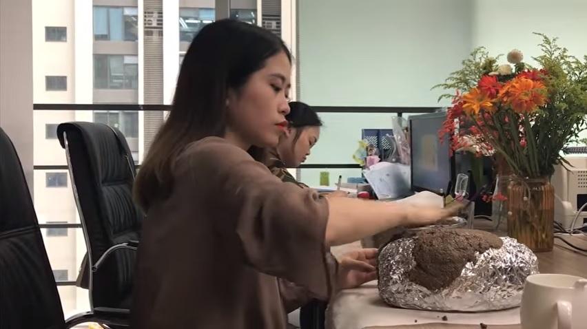 (有片)內地網紅又出招 辦公室花盆煨乞衣雞