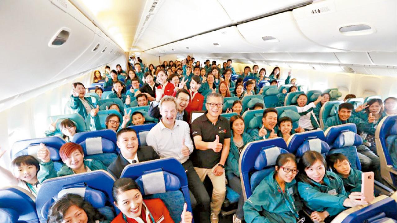 國泰機師「心型路線」贈乘客