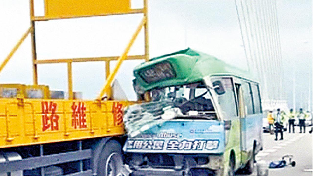 小巴工程車相撞 深圳灣大橋意外一死10傷