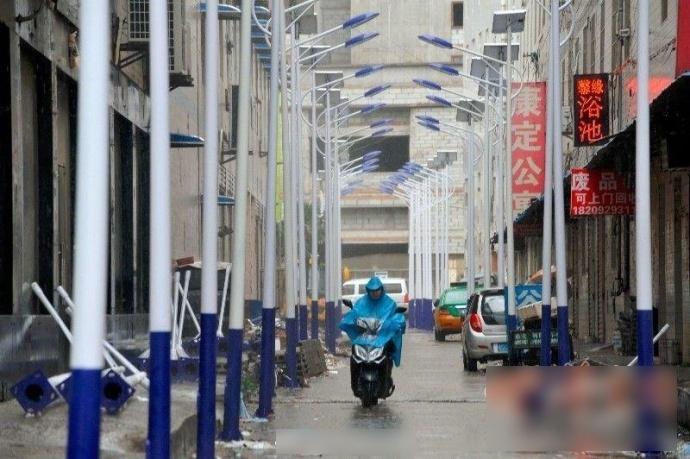 陝西一條街裝44街燈 最短僅相距2.2米