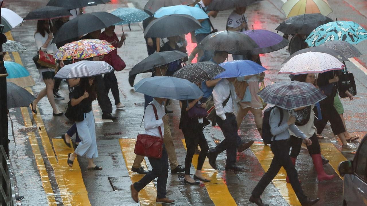 紅色暴雨警告及雷暴警告現正生效