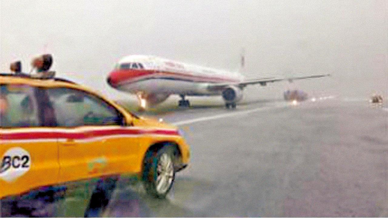 紅雨下降落  東航客機剷上草地