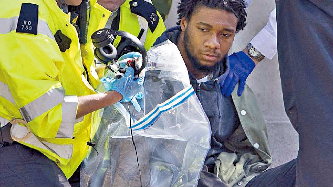 持刀男子惹白金漢宮恐襲驚魂