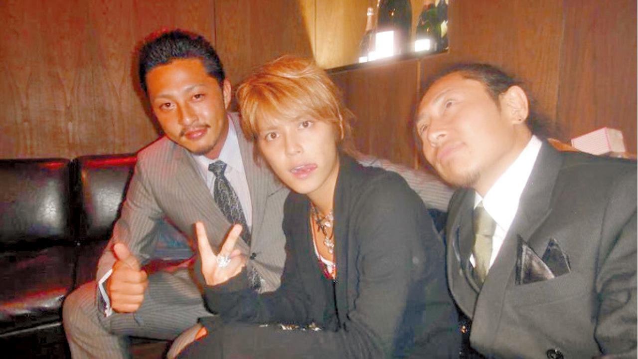 手越祐也與劫案疑犯合照