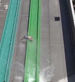 美童被拋出滑水梯傷背(有片)
