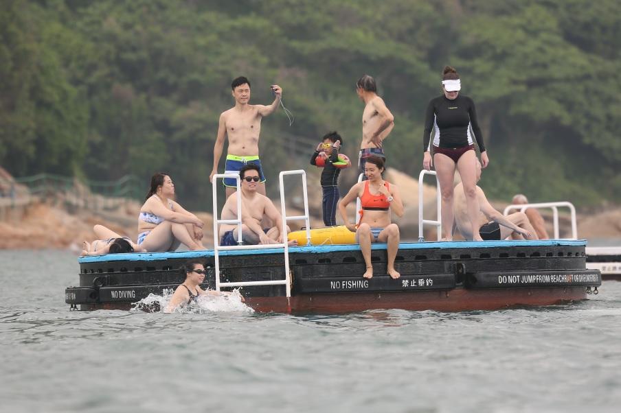 不少市民趁假日游龍舟水