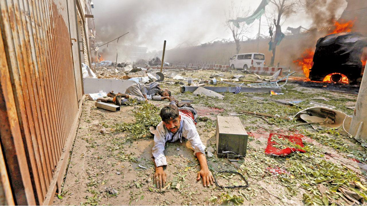 繁忙時間汽車炸彈襲擊 阿富汗使館區80死350傷