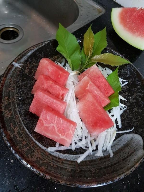 老婆想食刺身 台男親手切一碟……西瓜