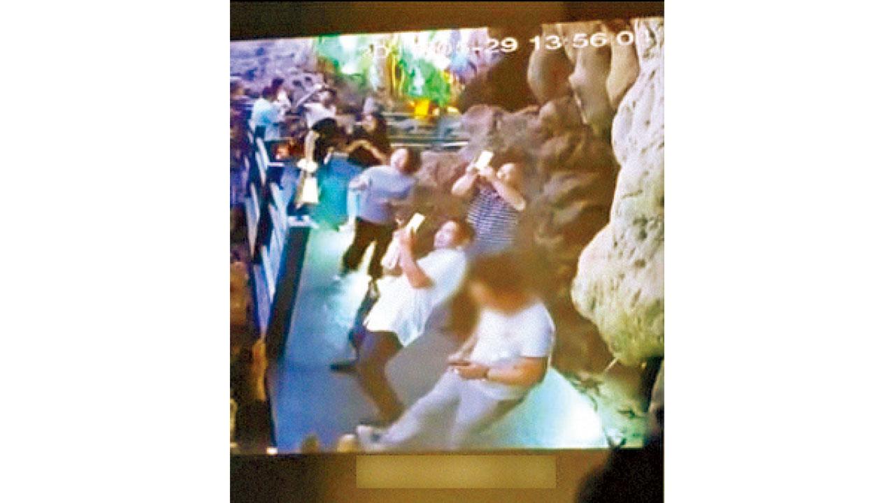 缺德男三腳踢斷潛龍洞鐘乳石