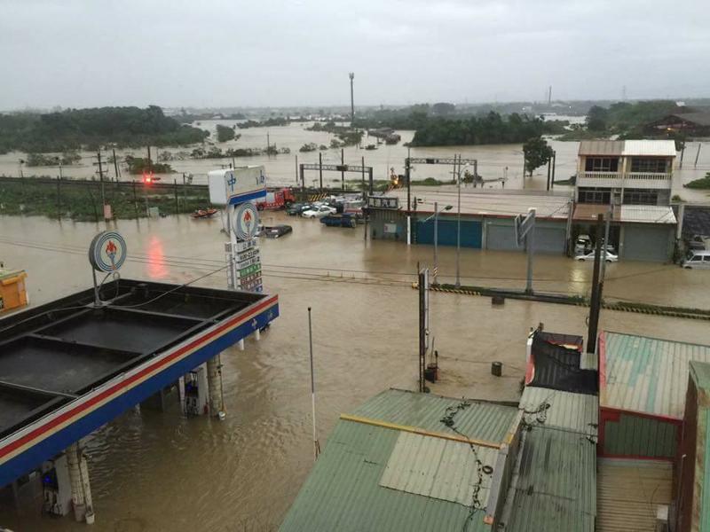 台灣中南部暴雨 雲林老人中心遭洪水圍困