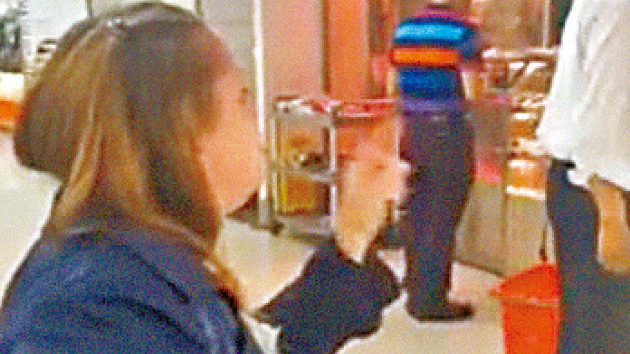 不滿華人店員不諳英語 加國女：滾回中國