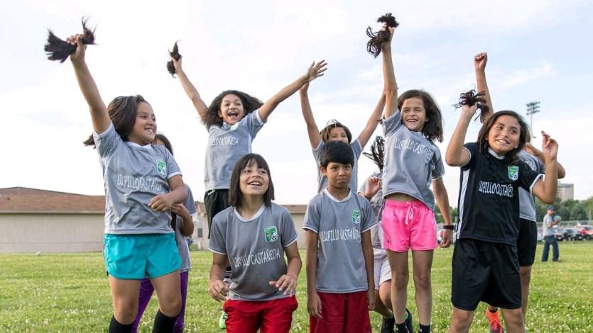 8歲女童被取消參加足球賽資格 隊友齊剪短髮聲援