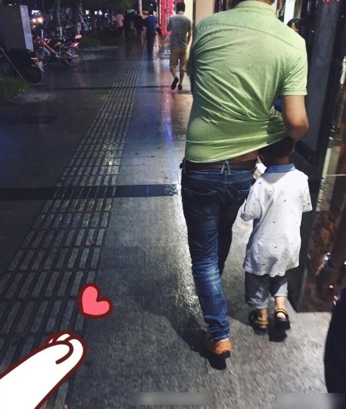 溫馨！成都父用衣角為兒子擋雨