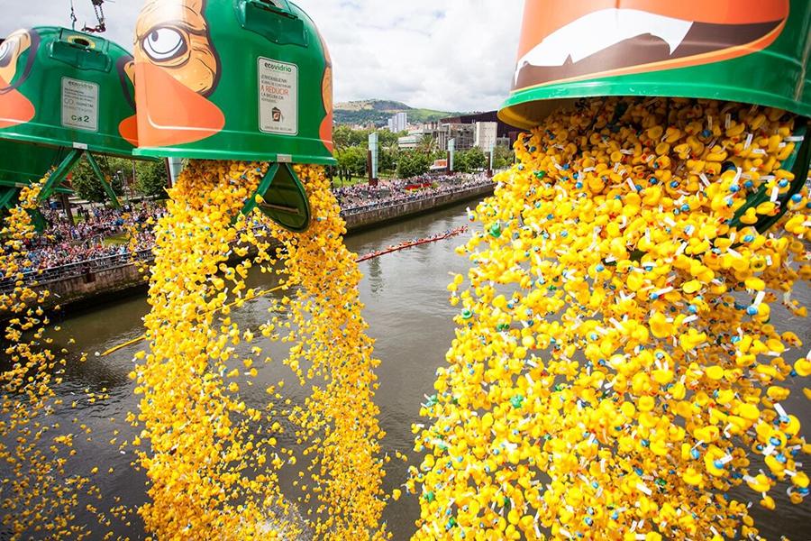 西班牙辦小黃鴨游泳比賽為慈善