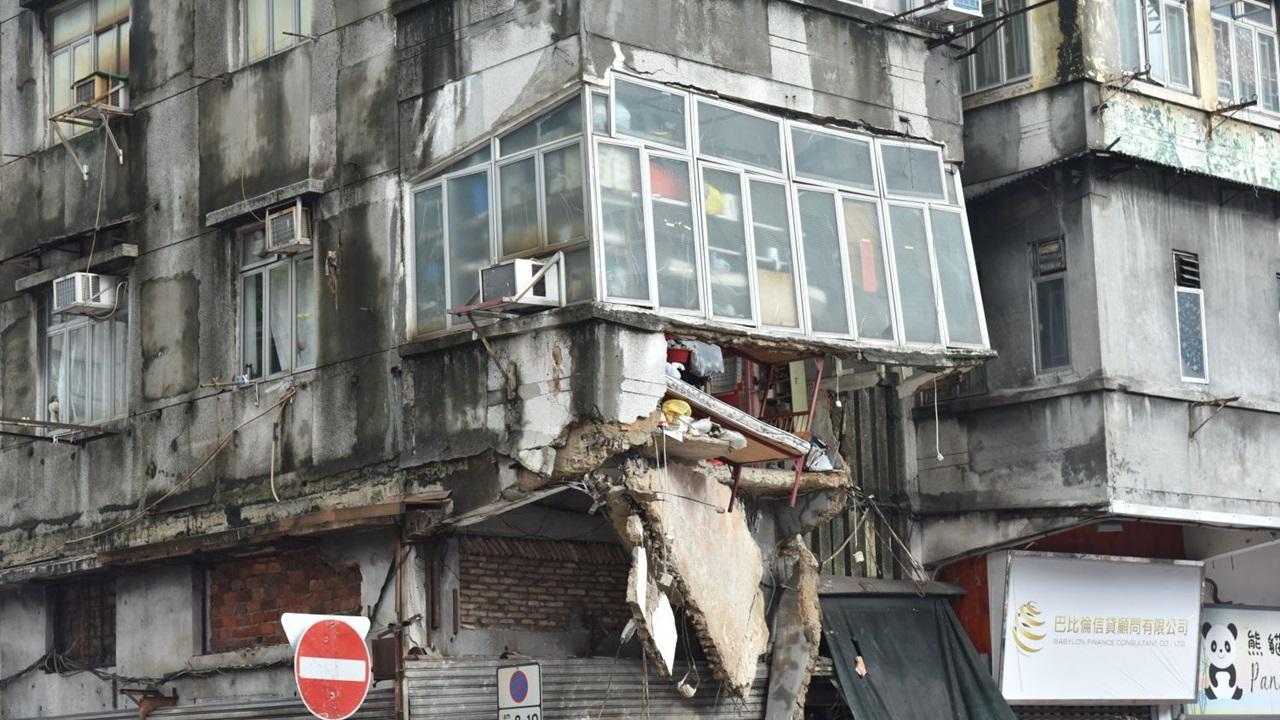 紅磡唐樓露台崩塌 居民暫時被安置社區會堂