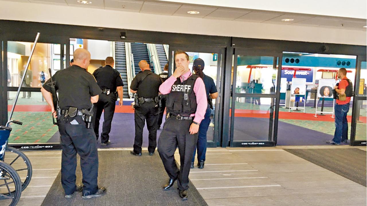 孤狼襲擊 高呼「真主偉大」  兇徒闖美機場狂刺警員