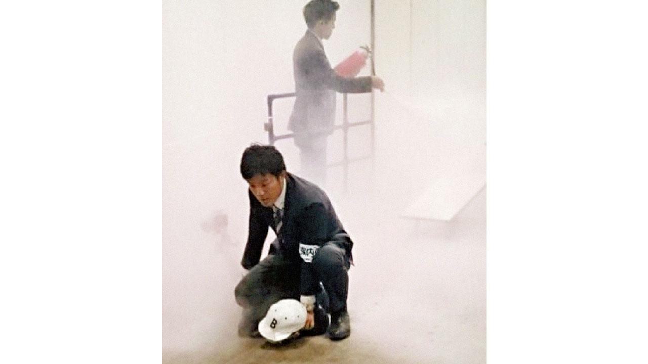 持刀闖握手會點信號彈 日男狂迷欲殺女偶像