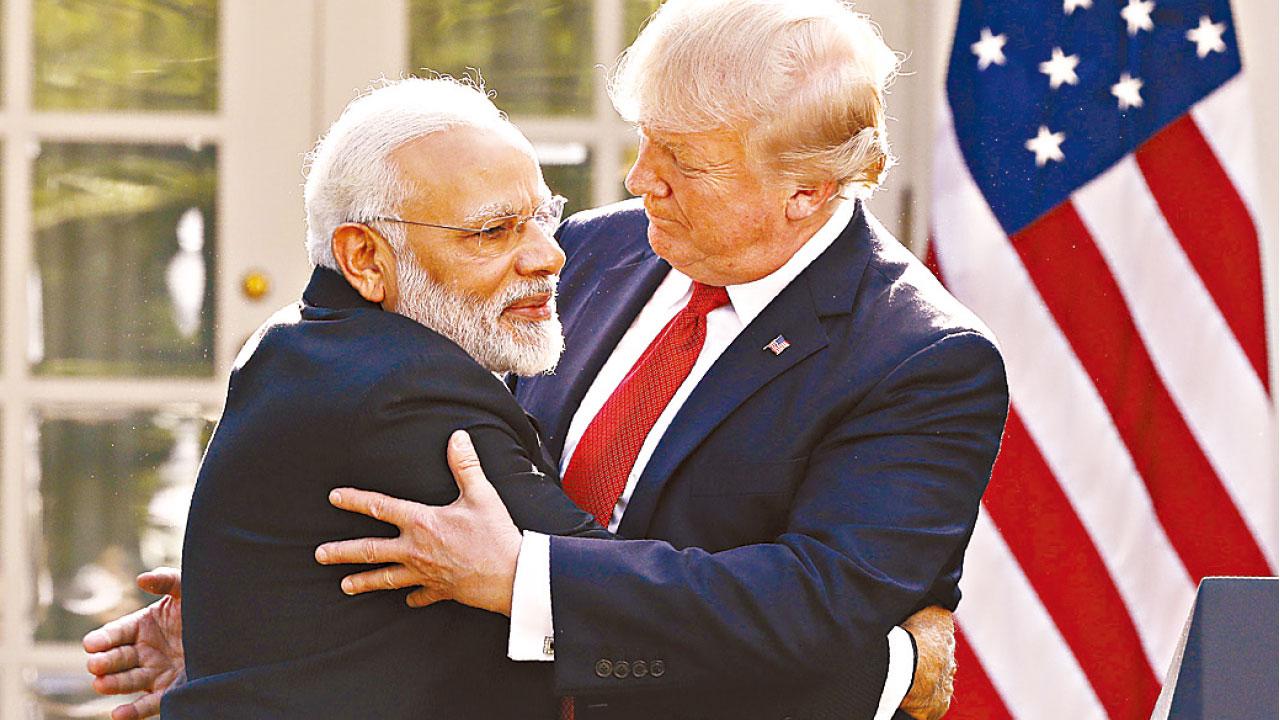 莫迪擁抱特朗普向中國示威