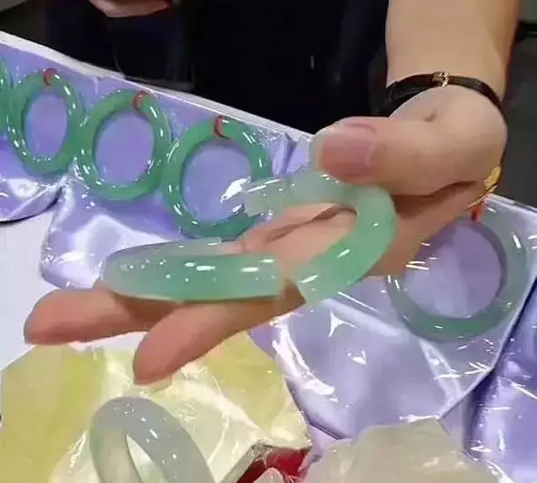 內地婦試戴30萬玉鈪 失手摔爛嚇到暈