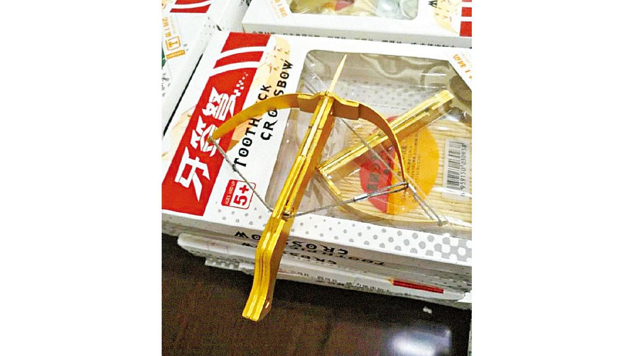 新疆10歲童遭牙簽弩傷眼 涉事商販遭行政拘留10日