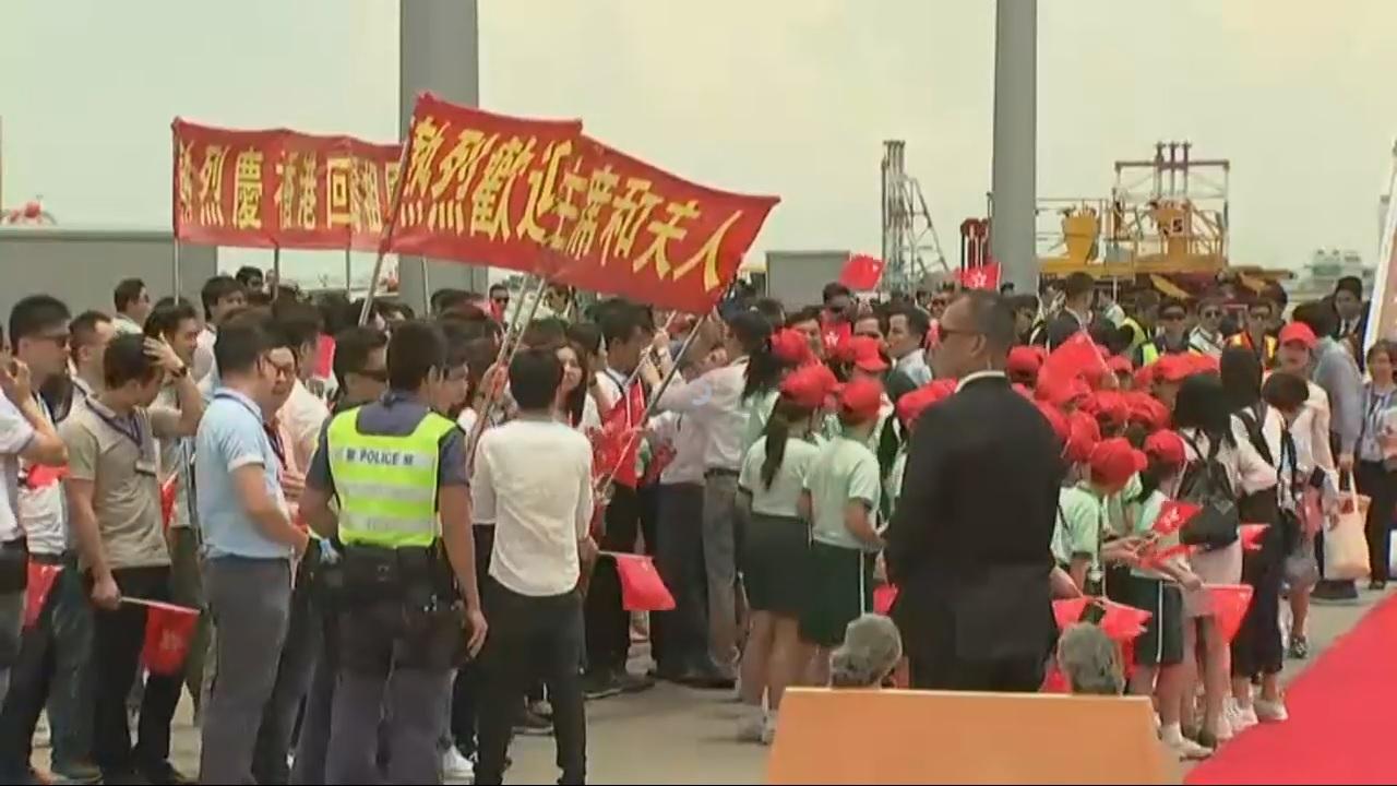 習近平專機抵港  銀樂隊小學生準備歡迎